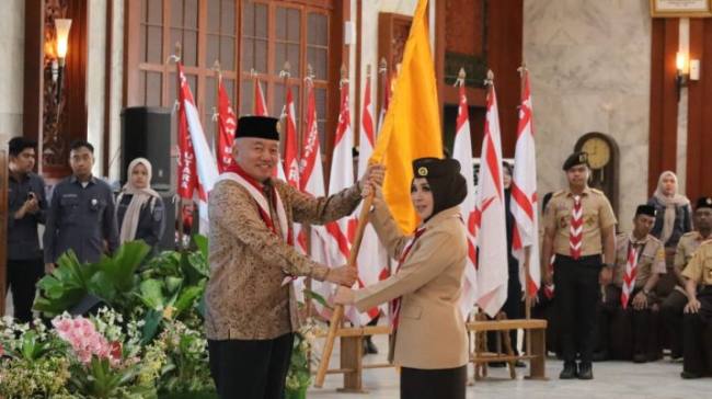 Gubernur Muhidin melepas kontingen pramuka Kalsel yang akan tampil pada ajang Jambore Nasional. Foto : istimewa