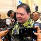 Menteri Koordinator Bidang Perekonomian Airlangga Hartarto menjawab pertanyaan awak media usai menghadiri Musyawarah Anggota Asosiasi Emiten Indonesia 2026 di Jakarta, Selasa (11/8/2026). (Foto: Antara/Harianto)
