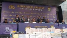 Konferensi pers pengungkapan sindikat jaringan produksi dan penjualan meterai palsu di Polda Metro Jaya, Rabu (19/8/2026). (Foto: Kompas.com/Thalita D)