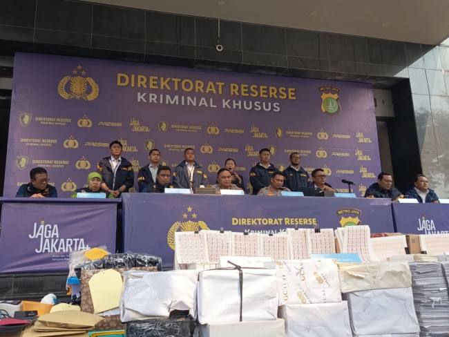 Konferensi pers pengungkapan sindikat jaringan produksi dan penjualan meterai palsu di Polda Metro Jaya, Rabu (19/8/2026). (Foto: Kompas.com/Thalita D)