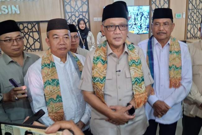 Sekda Kalsel (kedua dari kiri) mendampingi Menteri Haji dan Umrah usai peresmian Gedung Baru Asrama Haji Banjarmasin. Foto 