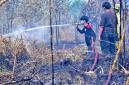 Satgas Darat memadamkan bara api di lahan gambut akibat kebakaran hutan dan lahan (karhutla) di Banjarbaru, Kalimantan Selatan, Senin (24/8/2026). (Foto: Antara)