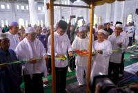 Wakil Bupati Balangan, Akhmad Fauzi melakukan pemotongan pita sebagai tanda diresmikannya Masjid Raudhatul Jannah di Gunung Pandau, Kelurahan Paringin Timur, Kecamatan Paringin, Jumat (3/7/2026) - Foto: MC Balangan