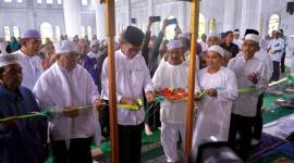  Wakil Bupati Balangan, Akhmad Fauzi melakukan pemotongan pita sebagai tanda diresmikannya Masjid Raudhatul Jannah di Gunung Pandau, Kelurahan Paringin Timur, Kecamatan Paringin, Jumat (3/7/2026) - Foto: MC Balangan