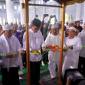  Wakil Bupati Balangan, Akhmad Fauzi melakukan pemotongan pita sebagai tanda diresmikannya Masjid Raudhatul Jannah di Gunung Pandau, Kelurahan Paringin Timur, Kecamatan Paringin, Jumat (3/7/2026) - Foto: MC Balangan