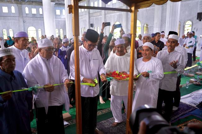  Wakil Bupati Balangan, Akhmad Fauzi melakukan pemotongan pita sebagai tanda diresmikannya Masjid Raudhatul Jannah di Gunung Pandau, Kelurahan Paringin Timur, Kecamatan Paringin, Jumat (3/7/2026) - Foto: MC Balangan