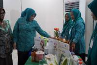 Ketua TP PKK Balangan, Sri Huriyati Hadi melihat hasil kreasi olahan pangan lokal dari peserta Lomba Cipta Menu B2SA, Selasa (14/7/2026).