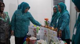 Ketua TP PKK Balangan, Sri Huriyati Hadi melihat hasil kreasi olahan pangan lokal dari peserta Lomba Cipta Menu B2SA, Selasa (14/7/2026).