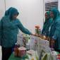 Ketua TP PKK Balangan, Sri Huriyati Hadi melihat hasil kreasi olahan pangan lokal dari peserta Lomba Cipta Menu B2SA, Selasa (14/7/2026).