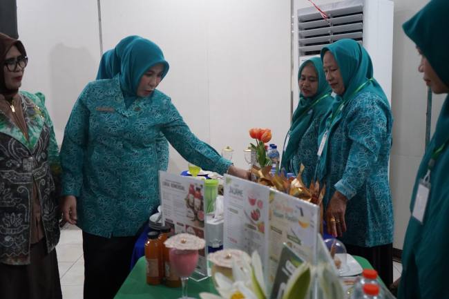 Ketua TP PKK Balangan, Sri Huriyati Hadi melihat hasil kreasi olahan pangan lokal dari peserta Lomba Cipta Menu B2SA, Selasa (14/7/2026).