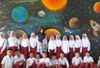 SD N Lasung Batu 2 menghadirkan inovasi Dikcara (Dinding Kelas Berbicara) sebagai upaya menciptakan suasana belajar yang lebih hidup, edukatif, dan berkarakter. - Foto: MC Balangan
