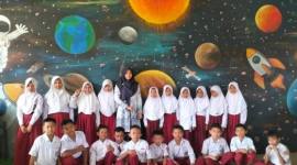 SD N Lasung Batu 2 menghadirkan inovasi Dikcara (Dinding Kelas Berbicara) sebagai upaya menciptakan suasana belajar yang lebih hidup, edukatif, dan berkarakter. - Foto: MC Balangan

