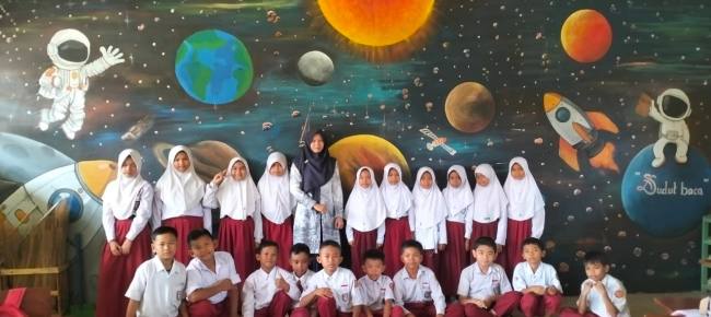 SD N Lasung Batu 2 menghadirkan inovasi Dikcara (Dinding Kelas Berbicara) sebagai upaya menciptakan suasana belajar yang lebih hidup, edukatif, dan berkarakter. - Foto: MC Balangan

