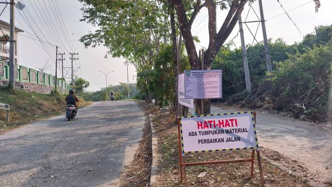 Salah satu perbaikan jalan yang dilakasanakan oleh Dinas Pekerjaan Umum, Penataan Ruang (PUPR) Kabupaten Balangan. Foto: MC Balangan