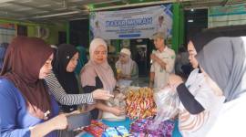 Antusiasme warga saat berbelanja di pasar murah yang digelar Dinas Perindustrian dan Perdagangan (Disperindag) Kabupaten Balangan di Desa Dahai, Kecamatan Paringin, Selasa (28/7/2026). Foto: MC Balangan