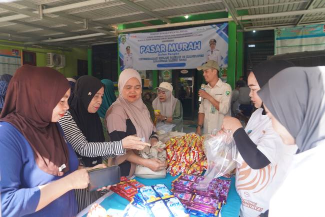 Antusiasme warga saat berbelanja di pasar murah yang digelar Dinas Perindustrian dan Perdagangan (Disperindag) Kabupaten Balangan di Desa Dahai, Kecamatan Paringin, Selasa (28/7/2026). Foto: MC Balangan
