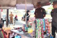 Pelaksana Tugas (Plt) Kepala Satuan Polisi Pamong Praja (Kasatpol PP) Kabupaten Balangan, Cecep Ruswantoro bersama jajaran saat memberikan edukasi dan pembinaan langsung kepada salah satu pedagang di kawasan Pasar Adaro.- Foto: MC Balangan