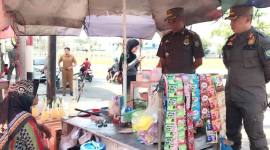 Pelaksana Tugas (Plt) Kepala Satuan Polisi Pamong Praja (Kasatpol PP) Kabupaten Balangan, Cecep Ruswantoro bersama jajaran saat memberikan edukasi dan pembinaan langsung kepada salah satu pedagang di kawasan Pasar Adaro.- Foto: MC Balangan