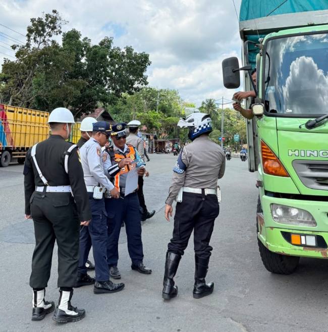 Dinas Perhubungan Kabupaten Balangan bersama Kepolisian Resor (Polres) Balangan serta Tim Pelaksana Kegiatan Pengawasan, Pengendalian Lalu Lintas Angkutan Jalan dan Penegakan Hukum menggelar Giat Penegakan Hukum Bidang LLAJ..- Foto; MC Balangan