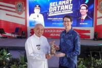Gubernur Muhidin bertukar cinderamata dengan Konsul Jenderal Australia di Makassar, Todd Dias. Foto : Istimewa