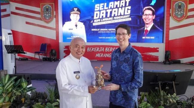 Gubernur Muhidin bertukar cinderamata dengan Konsul Jenderal Australia di Makassar, Todd Dias. Foto : Istimewa