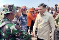 Menko Polkam Jenderal TNI (Purn) Djamari Chaniago (kanan) memberikan semangat kepada para petugas pada kunjungan kerja meninjau penanggulangan kebakaran hutan dan lahan (karhutla) di Banjarbaru, Kalimantan Selatan, Sabtu (1/8/2026). (Foto: Antara/Tumpal Andani A)