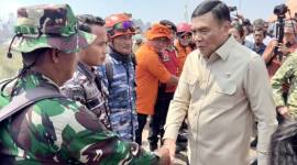 Menko Polkam Jenderal TNI (Purn) Djamari Chaniago (kanan) memberikan semangat kepada para petugas pada kunjungan kerja meninjau penanggulangan kebakaran hutan dan lahan (karhutla) di Banjarbaru, Kalimantan Selatan, Sabtu (1/8/2026). (Foto: Antara/Tumpal Andani A)