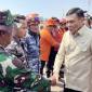 Menko Polkam Jenderal TNI (Purn) Djamari Chaniago (kanan) memberikan semangat kepada para petugas pada kunjungan kerja meninjau penanggulangan kebakaran hutan dan lahan (karhutla) di Banjarbaru, Kalimantan Selatan, Sabtu (1/8/2026). (Foto: Antara/Tumpal Andani A)