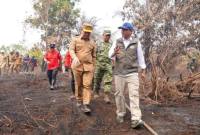 Menhut Raja Juli Antoni (kanan) saat meninjau penanganan karhutla di Kabupaten Kubu Raya, Kalimantan Barat, Senin (24/8/2026). (Foto: HO-Kemenhut)