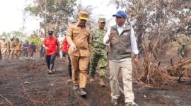 
Menhut Raja Juli Antoni (kanan) saat meninjau penanganan karhutla di Kabupaten Kubu Raya, Kalimantan Barat, Senin (24/8/2026). (Foto: HO-Kemenhut)