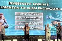 Kepala Kantor Perwakilan Bank Indonesia Provinsi Kalsel Haris Munandar (kedua kanan) bersama Gubernur Kalsel Muhidin (kedua kiri) membuka Investment Forum Pamor Borneo 2026 di Banjarmasin, Kalimantan Selatan, Jumat (7/8/2026). (Foto: Antara/Tumpal Andani A)