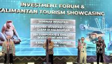 Kepala Kantor Perwakilan Bank Indonesia Provinsi Kalsel Haris Munandar (kedua kanan) bersama Gubernur Kalsel Muhidin (kedua kiri) membuka Investment Forum Pamor Borneo 2026 di Banjarmasin, Kalimantan Selatan, Jumat (7/8/2026). (Foto: Antara/Tumpal Andani A)
