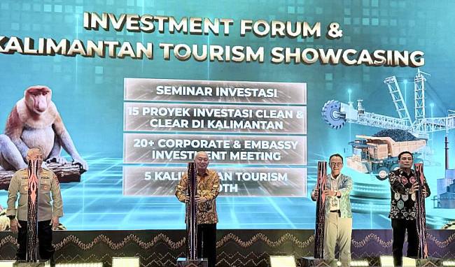 Kepala Kantor Perwakilan Bank Indonesia Provinsi Kalsel Haris Munandar (kedua kanan) bersama Gubernur Kalsel Muhidin (kedua kiri) membuka Investment Forum Pamor Borneo 2026 di Banjarmasin, Kalimantan Selatan, Jumat (7/8/2026). (Foto: Antara/Tumpal Andani A)

