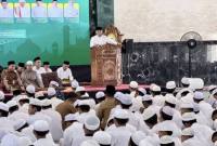 Ketua Umum PBNU KH Yahya Cholil Staquf “Gus Yahya” memberikan arahan kepada para santri dan santriwati pada kegiatan Gerakan Nasional Pesantrenku Aman di Pondok Pesantren Darul Ilmi di Banjarbaru, Kalimantan Selatan, Selasa (11/8/2026). (Foto: Antara/Tumpal Andani A)