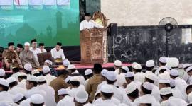 Ketua Umum PBNU KH Yahya Cholil Staquf “Gus Yahya” memberikan arahan kepada para santri dan santriwati pada kegiatan Gerakan Nasional Pesantrenku Aman di Pondok Pesantren Darul Ilmi di Banjarbaru, Kalimantan Selatan, Selasa (11/8/2026). (Foto: Antara/Tumpal Andani A)