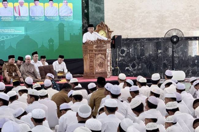 Ketua Umum PBNU KH Yahya Cholil Staquf “Gus Yahya” memberikan arahan kepada para santri dan santriwati pada kegiatan Gerakan Nasional Pesantrenku Aman di Pondok Pesantren Darul Ilmi di Banjarbaru, Kalimantan Selatan, Selasa (11/8/2026). (Foto: Antara/Tumpal Andani A)