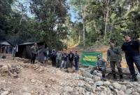 Petugas gabungan saat menertibkan tambang emas ilegal di kawasan hutan perbatasan Kalsel-Kalteng di Desa Dambung Raya, Kabupaten Tabalong, Kalimantan Selatan. (Foto: HO-Dishut Kalsel)