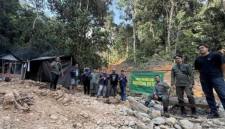 Petugas gabungan saat menertibkan tambang emas ilegal di kawasan hutan perbatasan Kalsel-Kalteng di Desa Dambung Raya, Kabupaten Tabalong, Kalimantan Selatan. (Foto: HO-Dishut Kalsel)