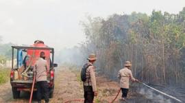 Tim Siaga Karhutla Satuan Brimob Polda Kalsel saat melakukan pemadaman karhutla di kawasan Jalan Pandarapan, Kelurahan Guntung Manggis, Banjarbaru. (Foto: Dok Antara)
