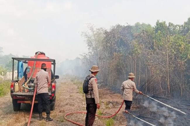 Tim Siaga Karhutla Satuan Brimob Polda Kalsel saat melakukan pemadaman karhutla di kawasan Jalan Pandarapan, Kelurahan Guntung Manggis, Banjarbaru. (Foto: Dok Antara)
