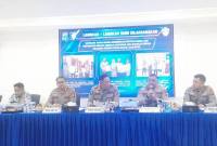 Kapolres Tanah Bumbu AKBP Novy Adi Wibowo bersama Dirlantas, Kabid Humas dan Kepala Jasa Raharja Kalsel saat konferensi pers di gedung Safety Driving Center (SDC) Ditlantas Polda Kalsel di Banjarbaru, Jumat (14/8/2026). (Foto: Antara/Firman)