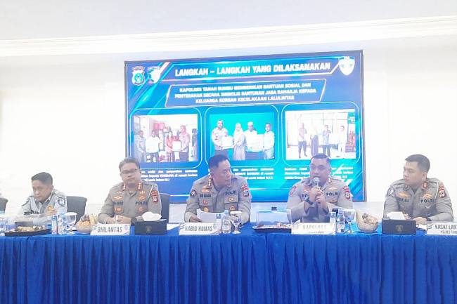 Kapolres Tanah Bumbu AKBP Novy Adi Wibowo bersama Dirlantas, Kabid Humas dan Kepala Jasa Raharja Kalsel saat konferensi pers di gedung Safety Driving Center (SDC) Ditlantas Polda Kalsel di Banjarbaru, Jumat (14/8/2026). (Foto: Antara/Firman)
