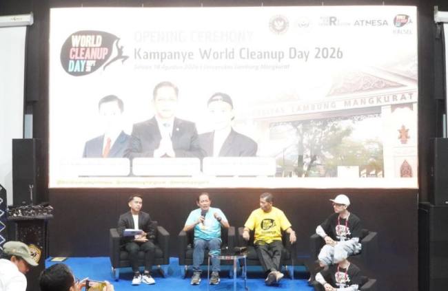 Wamenko Pangan Hanif Faisol Nurofiq saat meluncurkan kampanye “Aksi Bebersih Pemuda-Pemudi Merdeka dari Sampah” di Universitas Lambung Mangkurat (ULM) di Banjarmasin, Selasa (18/8/2026). (Foto: Antara)