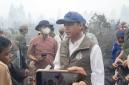 Menteri Kehutanan Raja Juli Antoni mengecek penanggulangan karhutla di Banjarbaru yang telah mendekati pemukiman warga, Minggu (23/8/2026). (Foto: Antara)