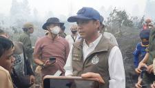 Menteri Kehutanan Raja Juli Antoni mengecek penanggulangan karhutla di Banjarbaru yang telah mendekati pemukiman warga, Minggu (23/8/2026). (Foto: Antara)