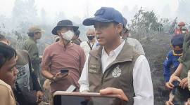 Menteri Kehutanan Raja Juli Antoni mengecek penanggulangan karhutla di Banjarbaru yang telah mendekati pemukiman warga, Minggu (23/8/2026). (Foto: Antara)