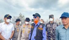 Gubernur Kalimantan Selatan Muhidin bersama forkopimda dan Wakil Menteri Bidang Pangan Hanif Faisol Nurofiq diitemui saat mengecek penanggulangan karhutla di sekitar Bandara Internasional Syamsudin Noor di Banjarbaru, Minggu (23/8/2026). (Foto: Antara)
