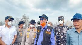 Gubernur Kalimantan Selatan Muhidin bersama forkopimda dan Wakil Menteri Bidang Pangan Hanif Faisol Nurofiq diitemui saat mengecek penanggulangan karhutla di sekitar Bandara Internasional Syamsudin Noor di Banjarbaru, Minggu (23/8/2026). (Foto: Antara)
