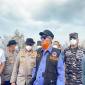 Gubernur Kalimantan Selatan Muhidin bersama forkopimda dan Wakil Menteri Bidang Pangan Hanif Faisol Nurofiq diitemui saat mengecek penanggulangan karhutla di sekitar Bandara Internasional Syamsudin Noor di Banjarbaru, Minggu (23/8/2026). (Foto: Antara)
