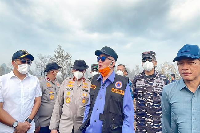 Gubernur Kalimantan Selatan Muhidin bersama forkopimda dan Wakil Menteri Bidang Pangan Hanif Faisol Nurofiq diitemui saat mengecek penanggulangan karhutla di sekitar Bandara Internasional Syamsudin Noor di Banjarbaru, Minggu (23/8/2026). (Foto: Antara)
